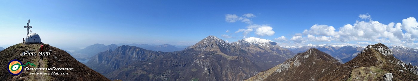 62 In cresta affilata raggiungiamo la croce di vetta e il Bivacco Locatelli(1656 m).jpg